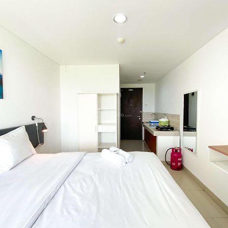 Restful And Comfy Studio Enviro Apartment By Travelio Cikarang Exterior foto