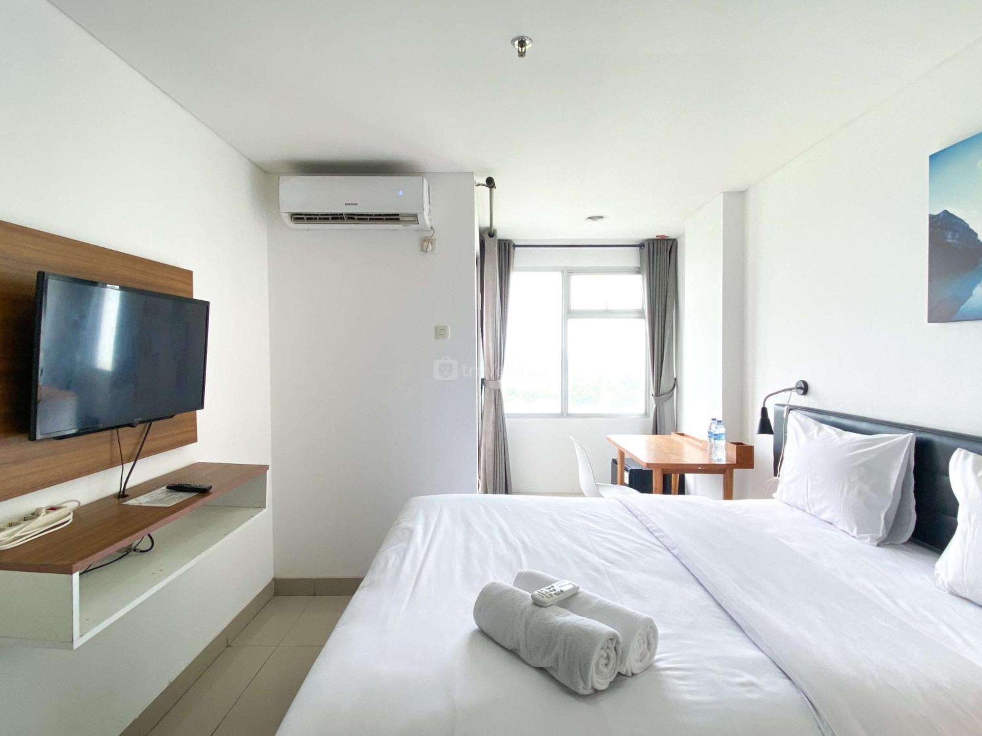 Restful And Comfy Studio Enviro Apartment By Travelio Cikarang Exterior foto