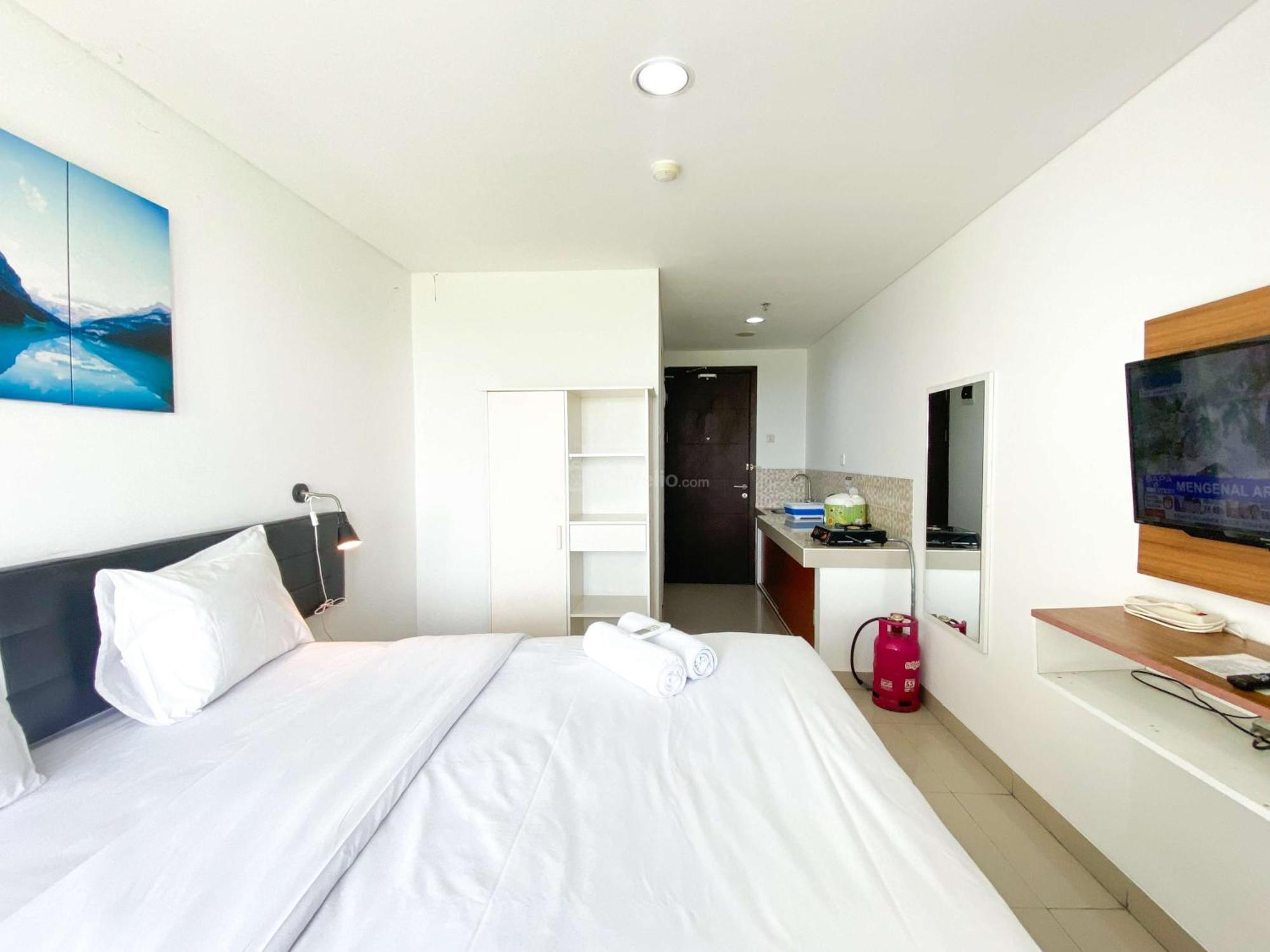 Restful And Comfy Studio Enviro Apartment By Travelio Cikarang Exterior foto