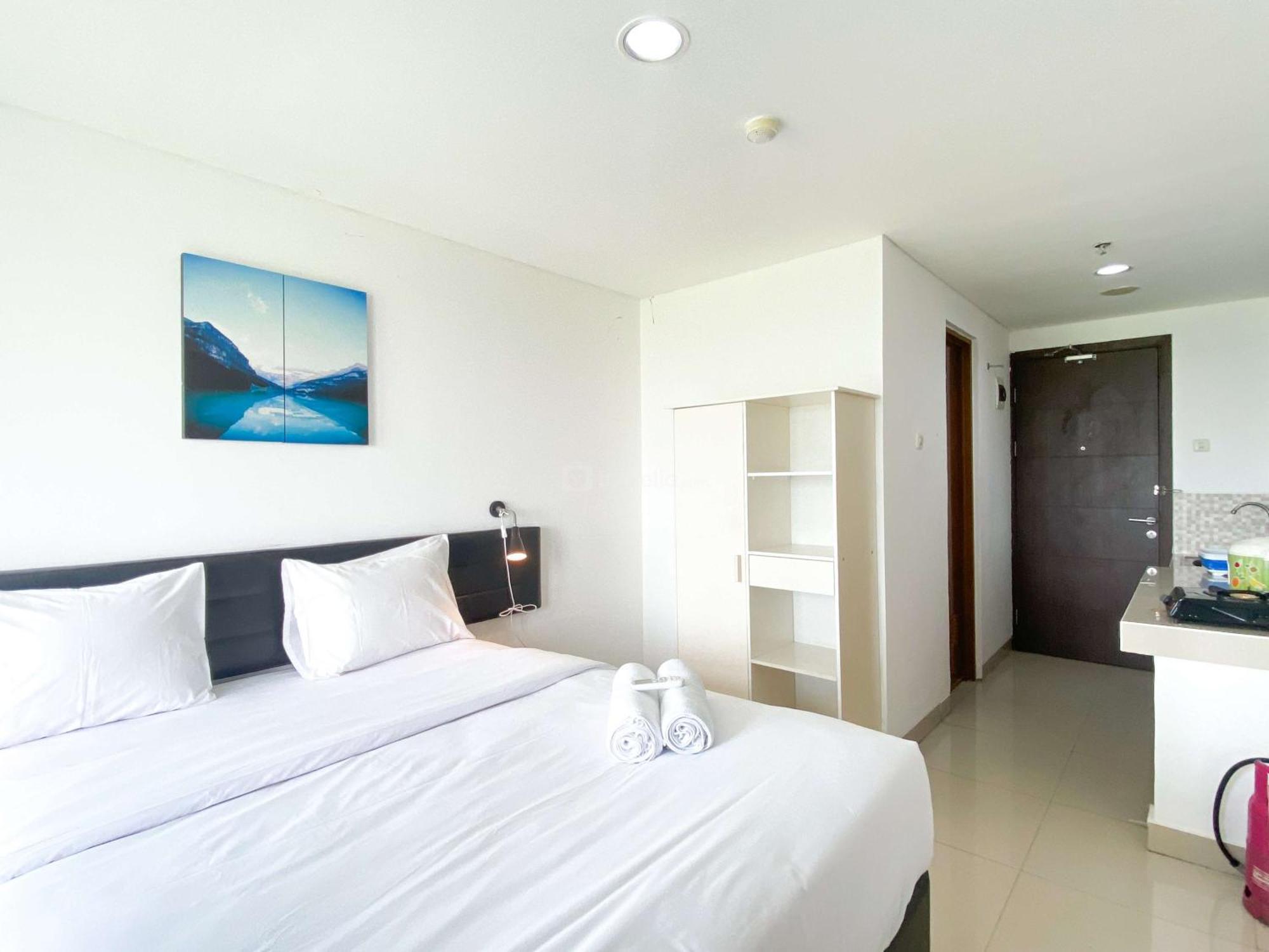 Restful And Comfy Studio Enviro Apartment By Travelio Cikarang Exterior foto